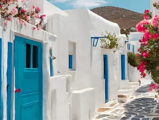Paros et Sifnos en mai : Faut-il réserver à l'avance ou partir à l'improviste ? Conseils pour trouver un hébergement sans stress !
